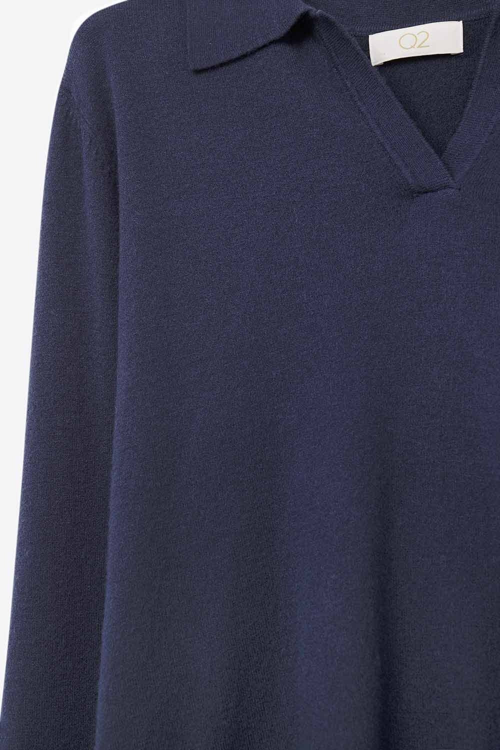 Polo de malha azul-marinho com gola polo tricotada e decote em V sem carcela de botões