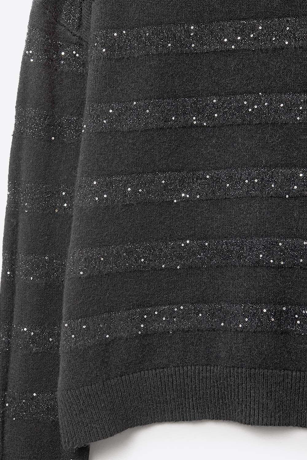Camisola de malha às riscas pretas com pormenores de lantejoulas