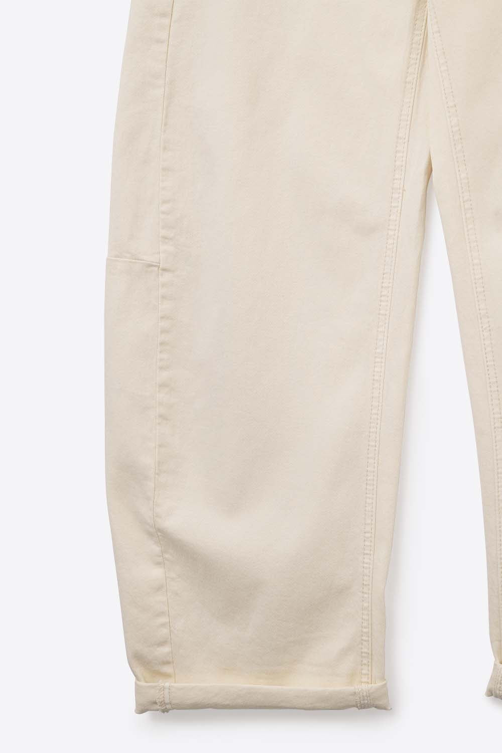 Calças de ganga com bolsos em forma de balão em creme na moda