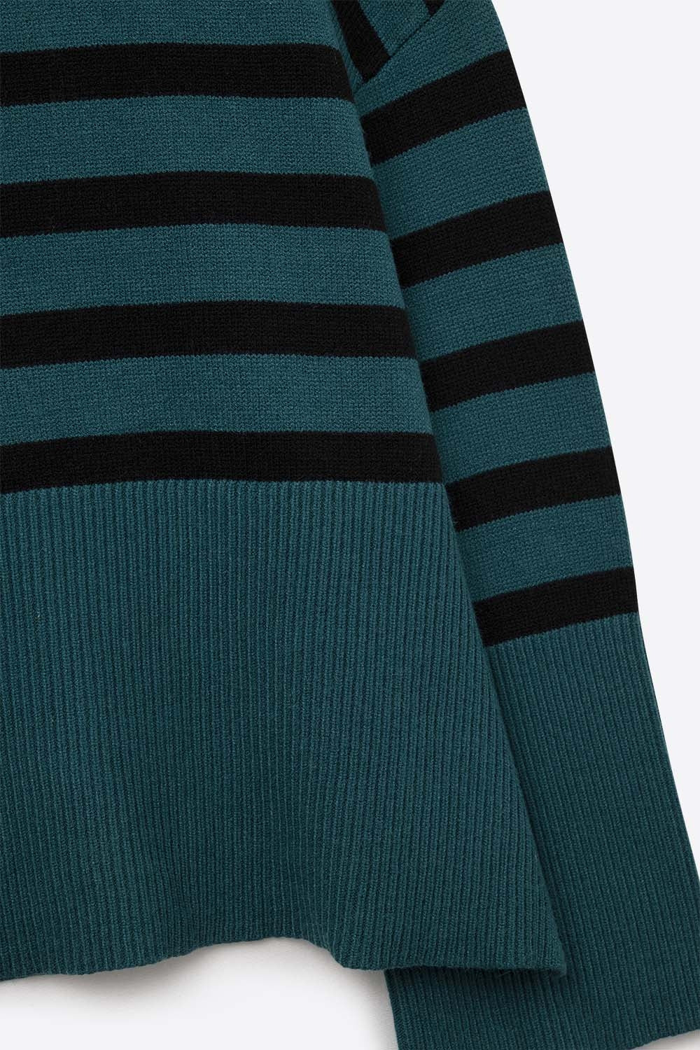 Camisola de gola alta de grandes dimensões com riscas pretas e fendas laterais