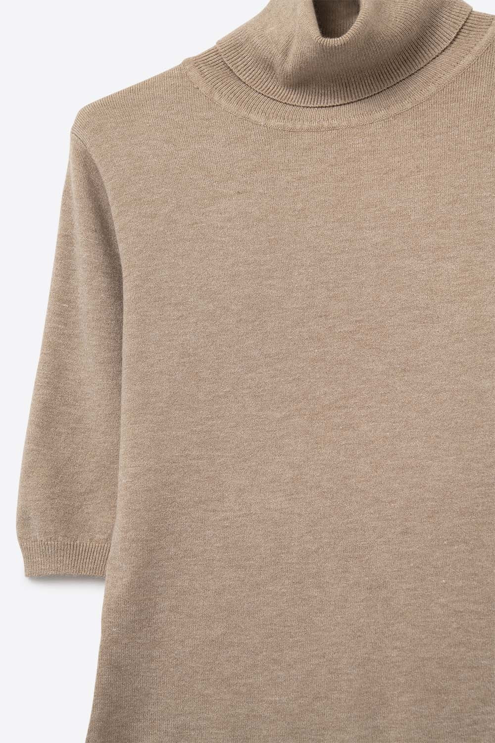 Camisola de malha fina em bege com gola alta e mangas até ao cotovelo