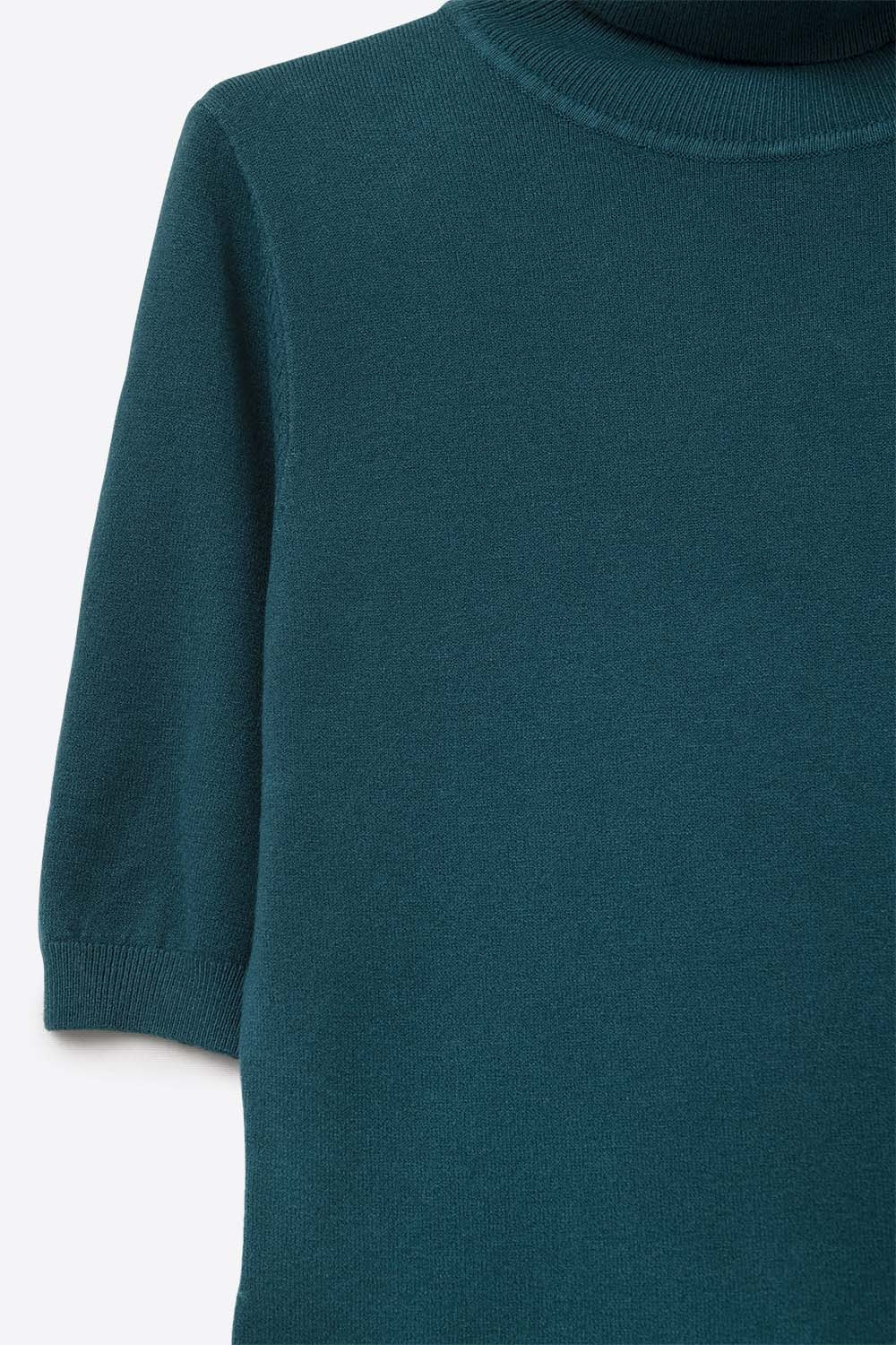 Camisola de malha fina em verde com gola alta e mangas até ao cotovelo