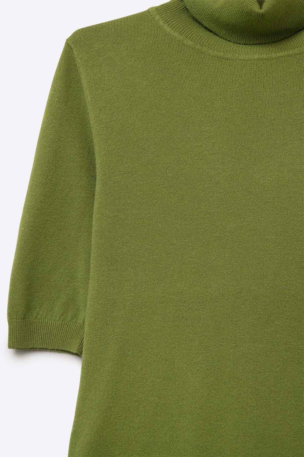 Camisola de malha fina em verde azeitona com gola alta e mangas até ao cotovelo