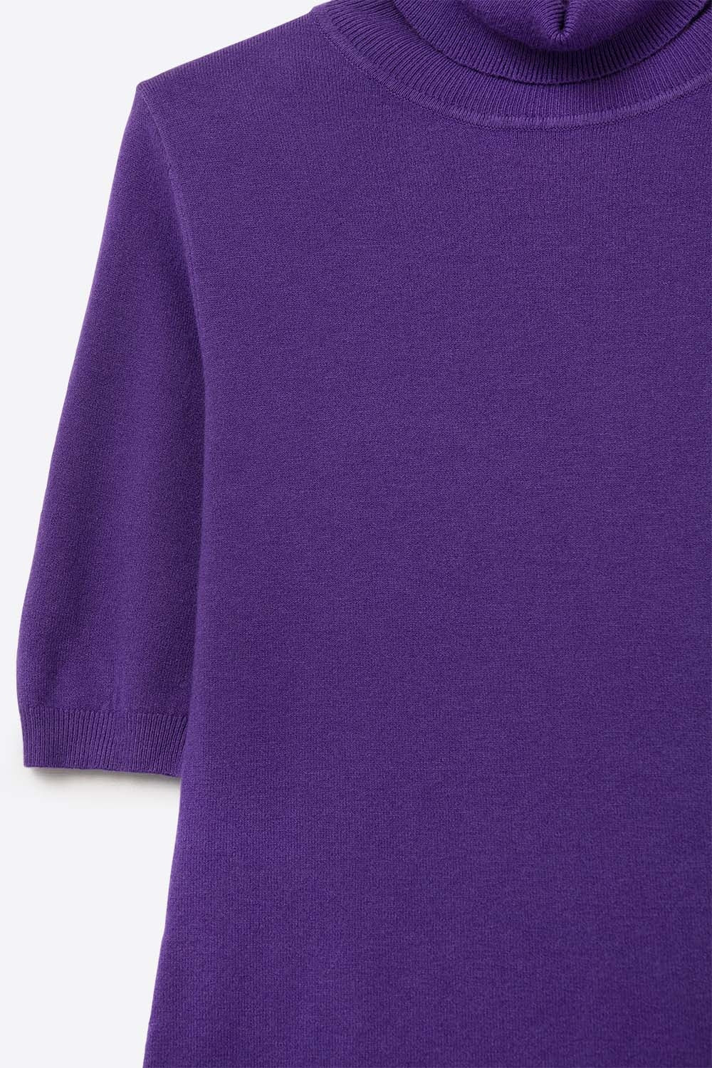Camisola de malha fina em roxo com gola alta e mangas até ao cotovelo