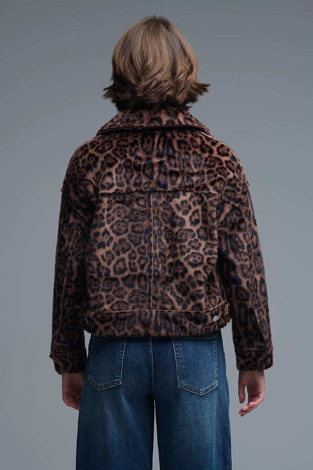 Casaco de peluche falso com botões cortado com estampado de leopardo arrojado