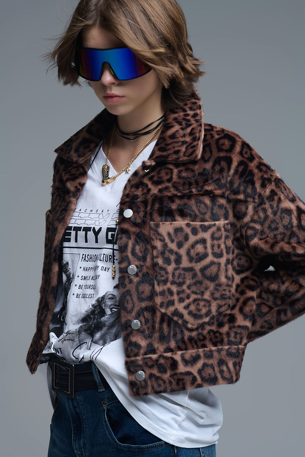 Casaco de peluche falso com botões cortado com estampado de leopardo arrojado