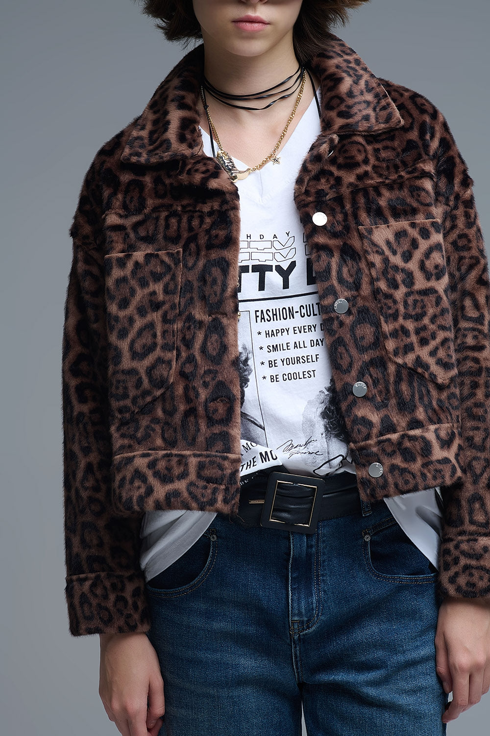 Casaco de peluche falso com botões cortado com estampado de leopardo arrojado