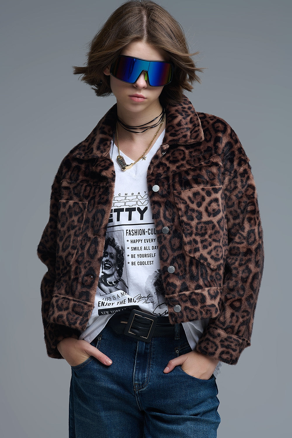 Casaco de peluche falso com botões cortado com estampado de leopardo arrojado