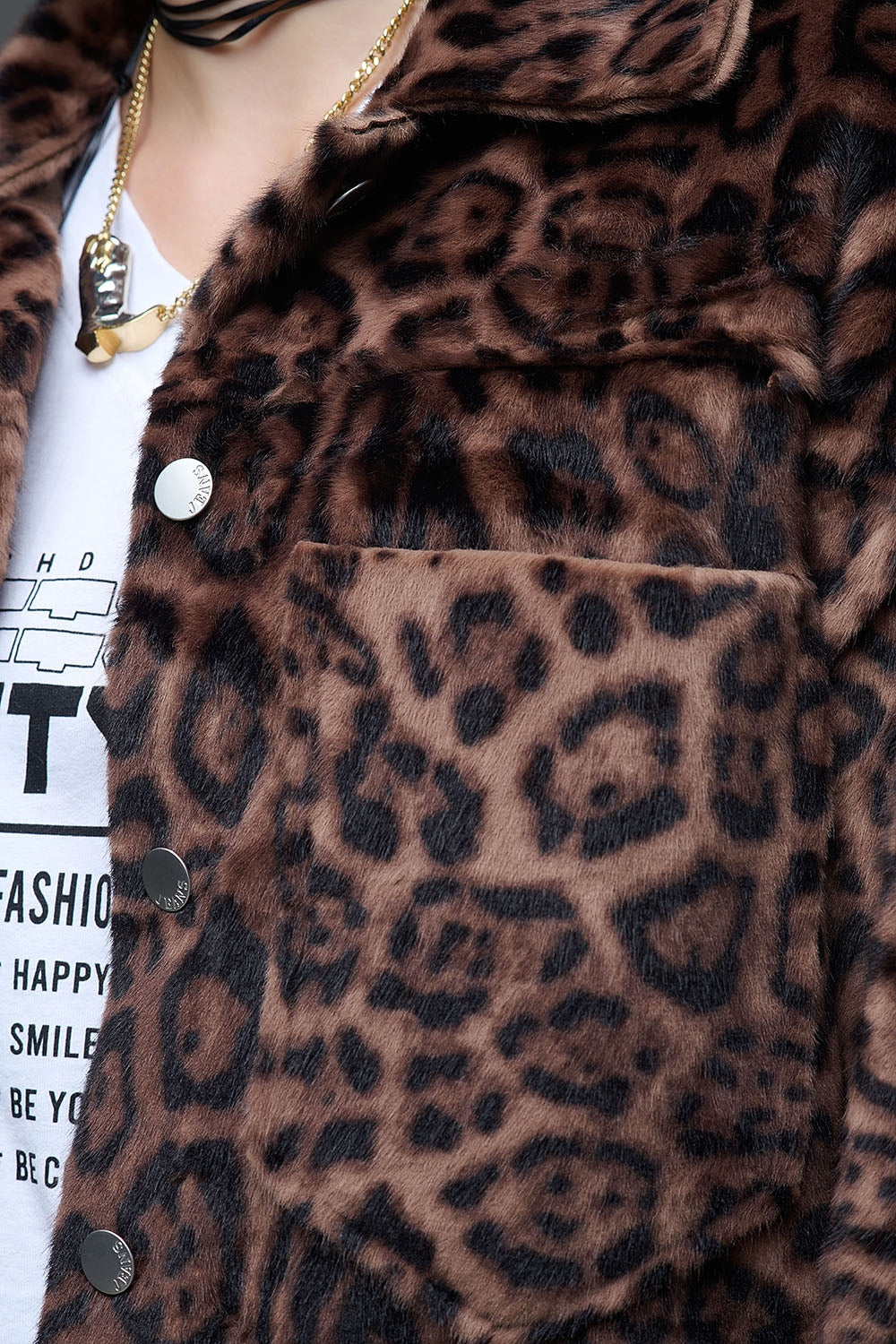 Casaco de peluche falso com botões cortado com estampado de leopardo arrojado