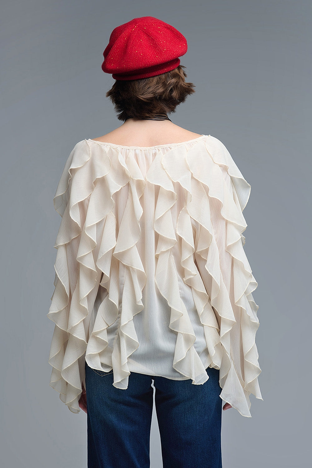 Blusa bege com decote em V e folhos