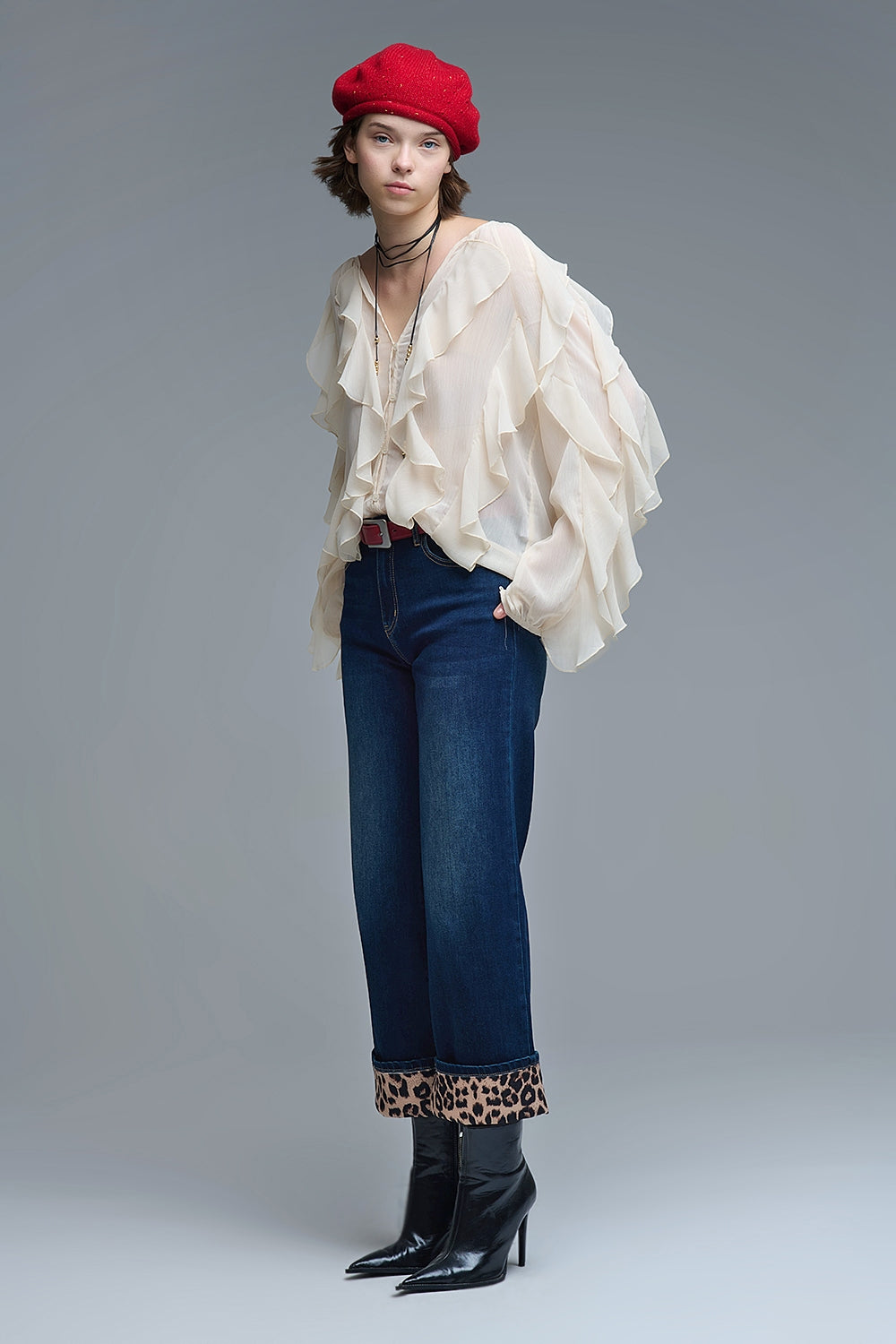 Blusa bege com decote em V e folhos