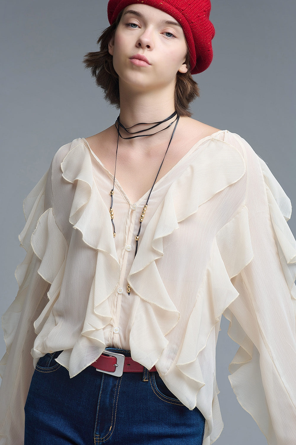 Blusa bege com decote em V e folhos