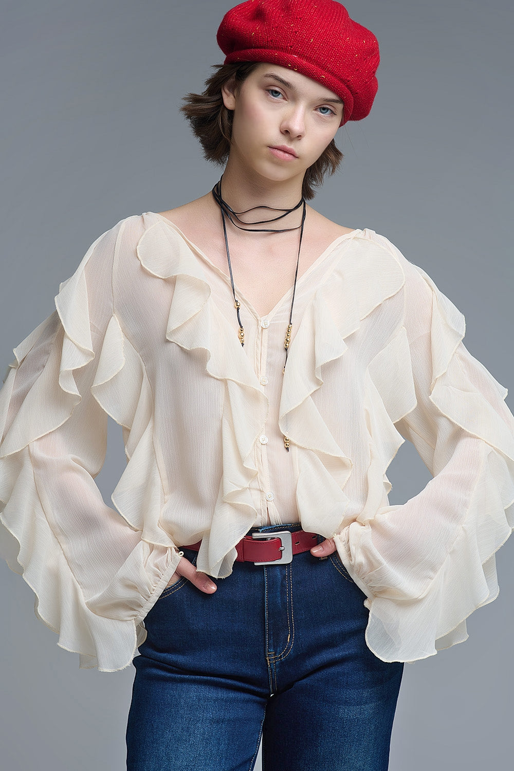 Blusa bege com decote em V e folhos