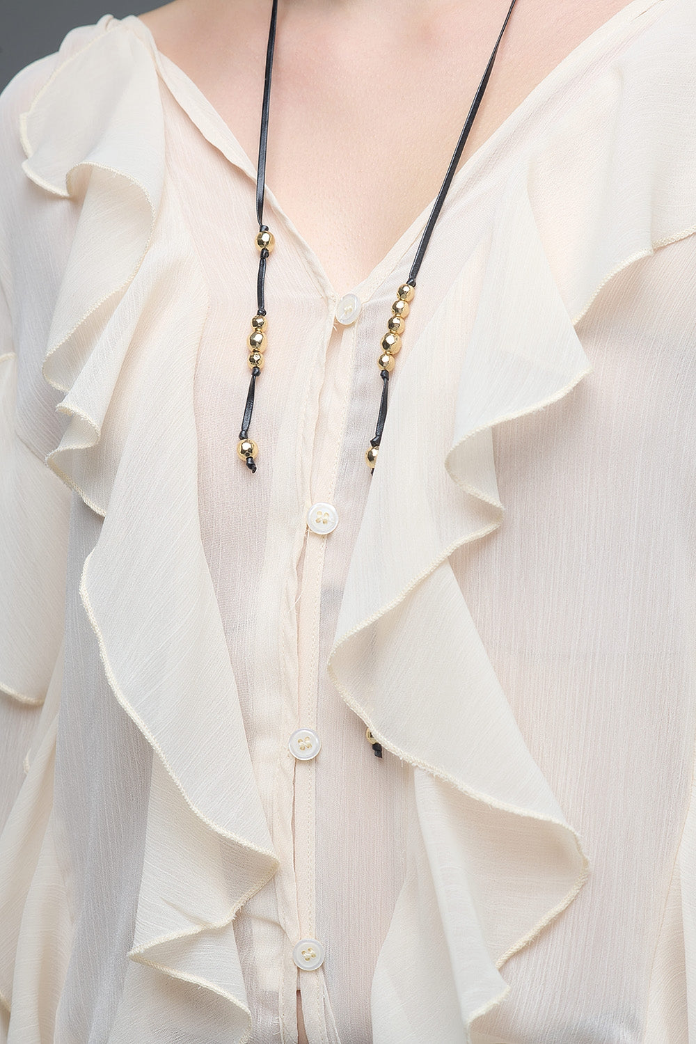 Blusa bege com decote em V e folhos