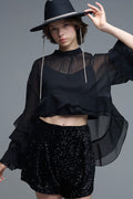 Blusa preta em chiffon com folhos estilo capa
