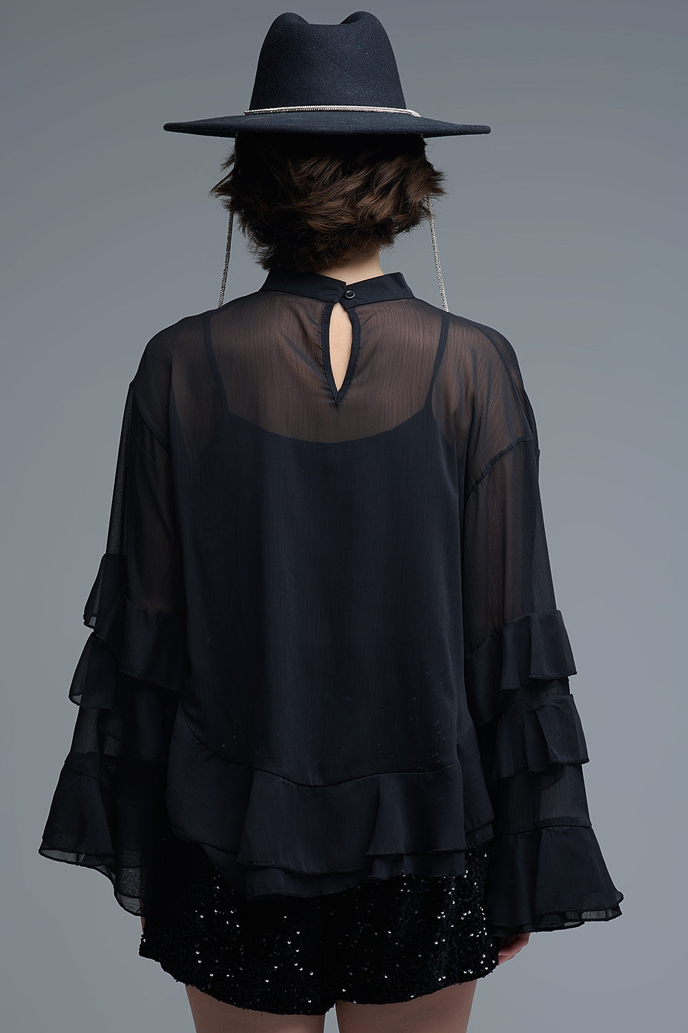 Blusa preta em chiffon com folhos estilo capa