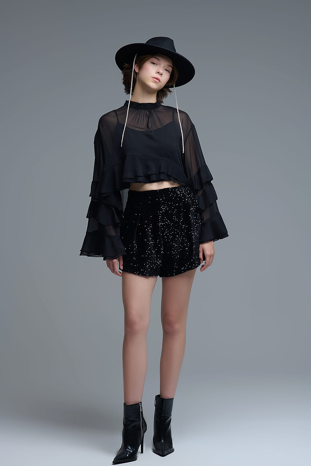 Blusa preta em chiffon com folhos estilo capa