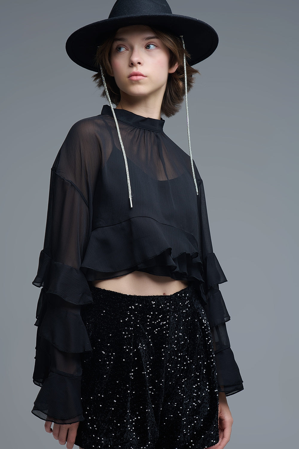Blusa preta em chiffon com folhos estilo capa