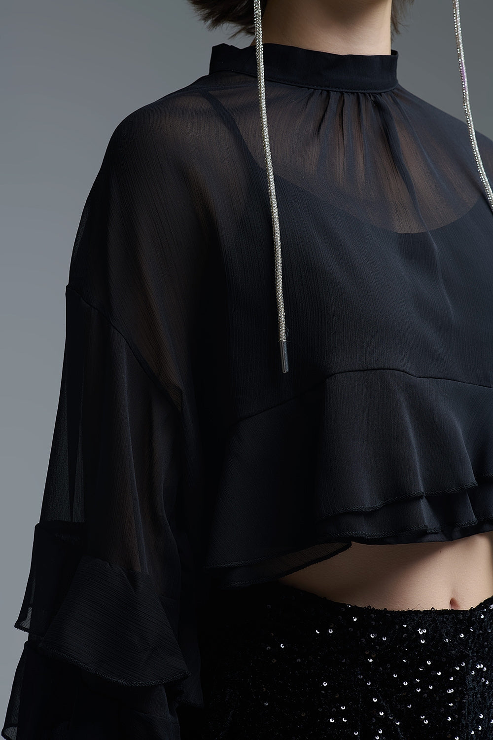 Blusa preta em chiffon com folhos estilo capa
