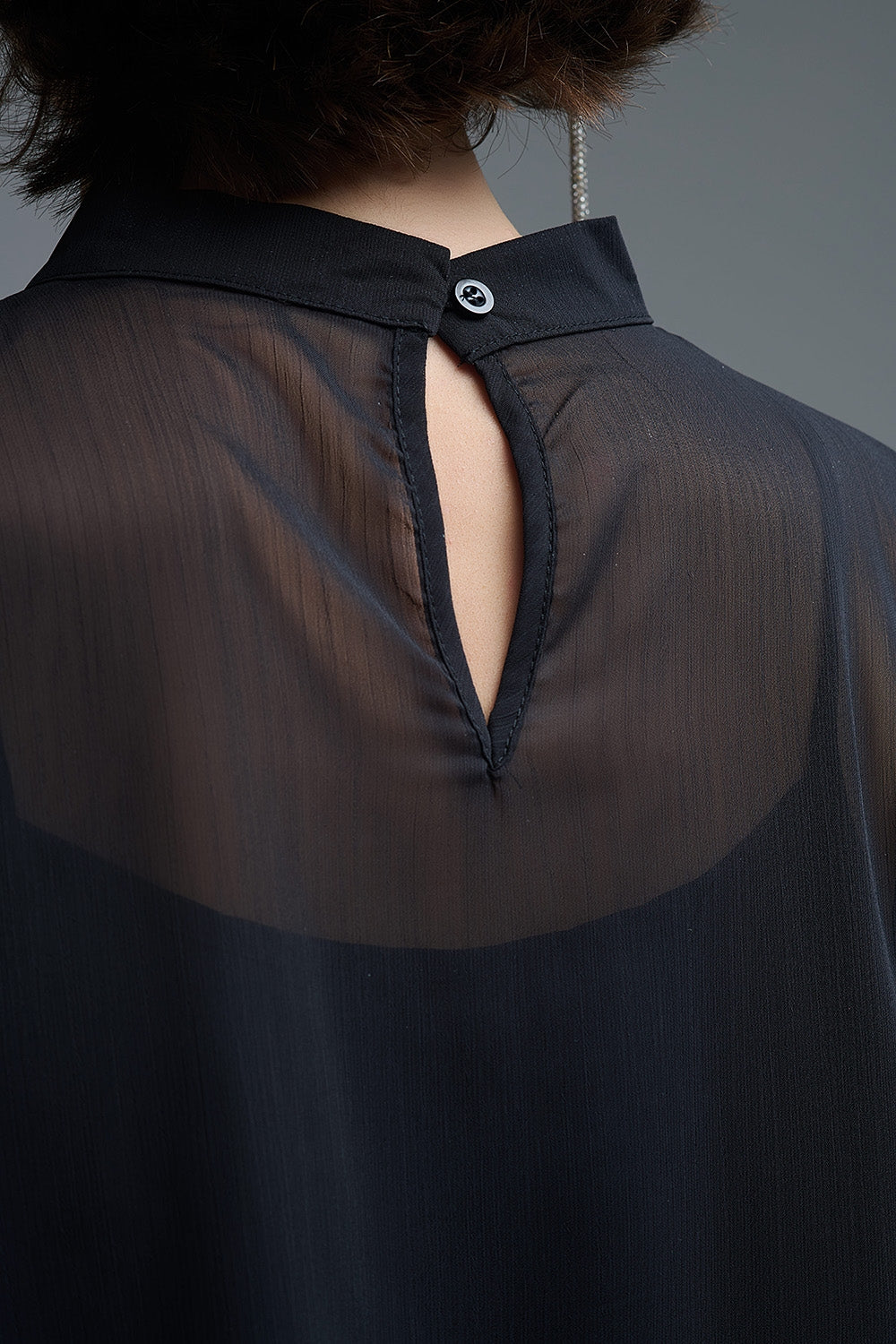Blusa preta em chiffon com folhos estilo capa