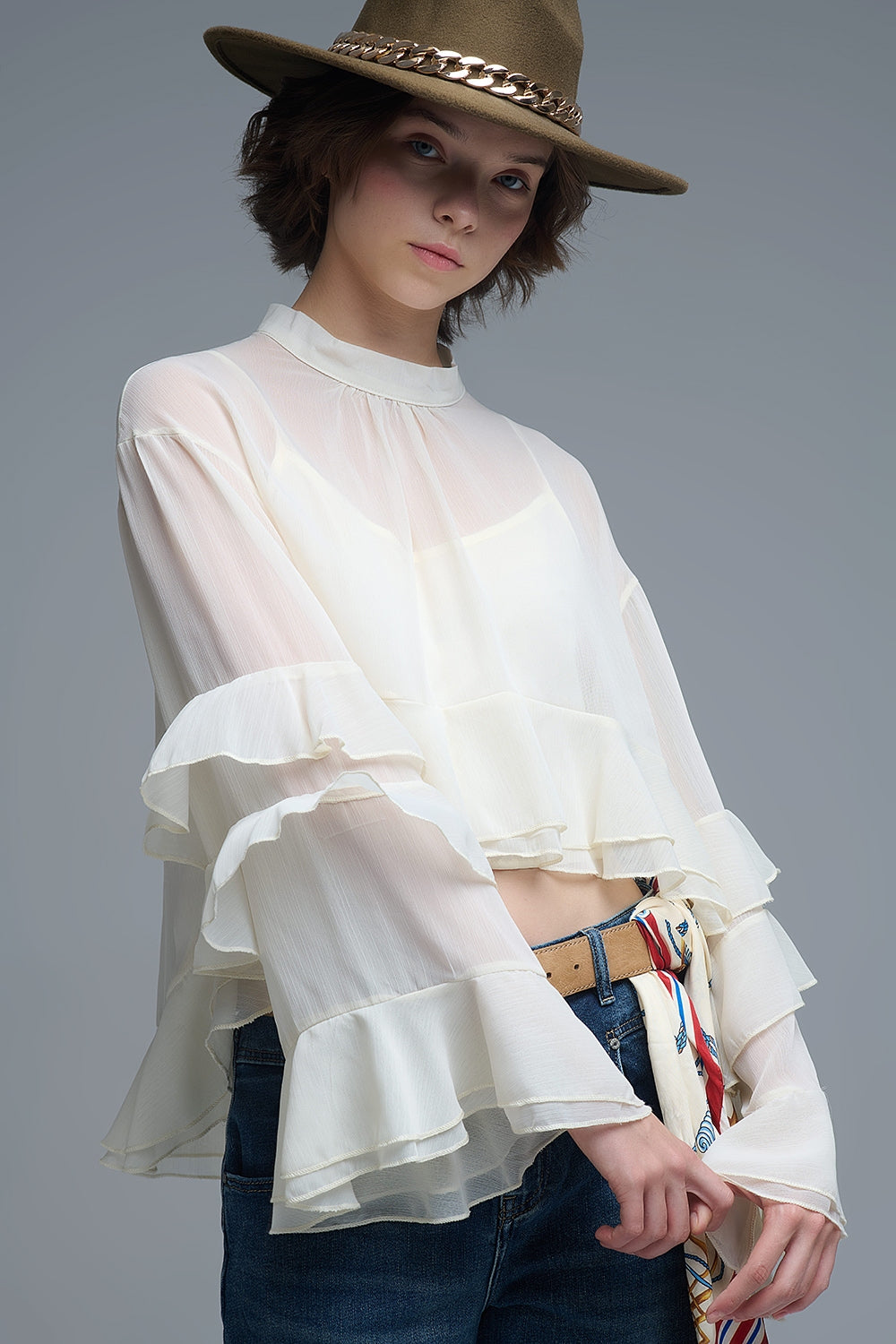 Blusa bege em chiffon com folhos e capa transparente