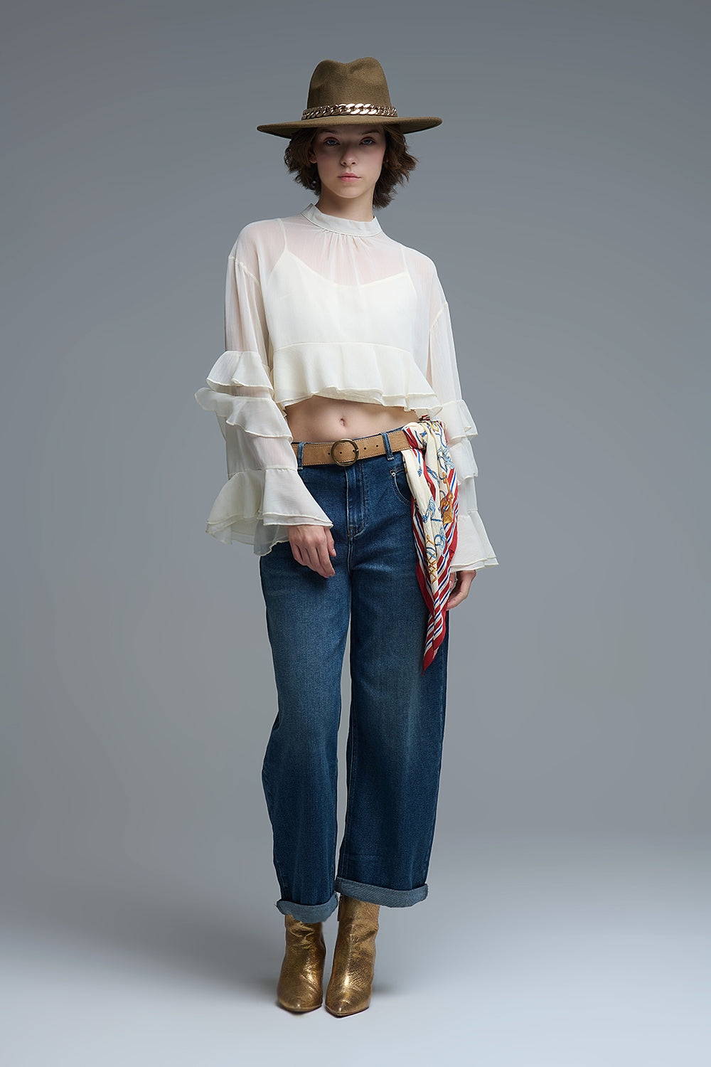 Blusa bege em chiffon com folhos e capa transparente