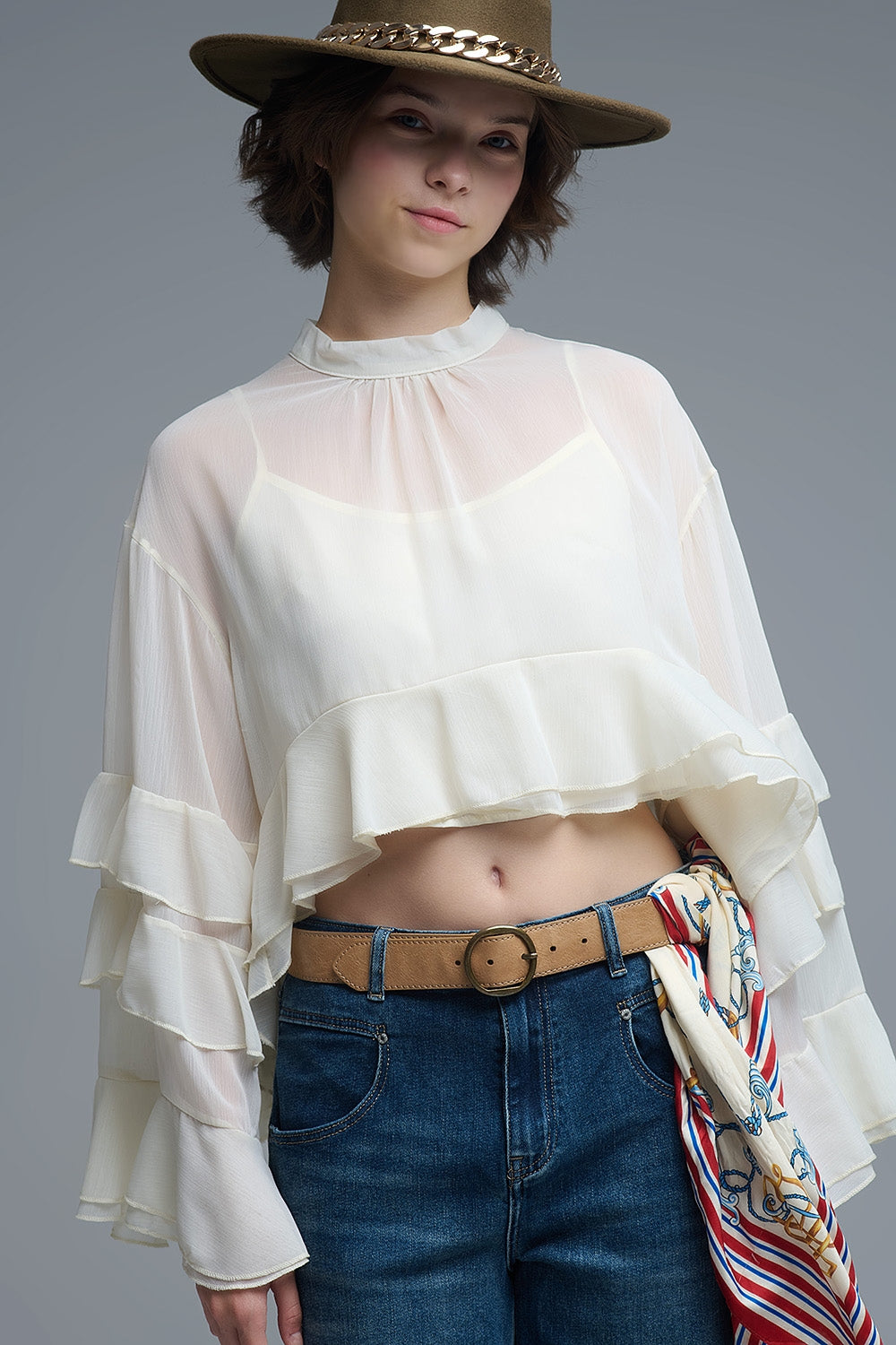 Blusa bege em chiffon com folhos e capa transparente