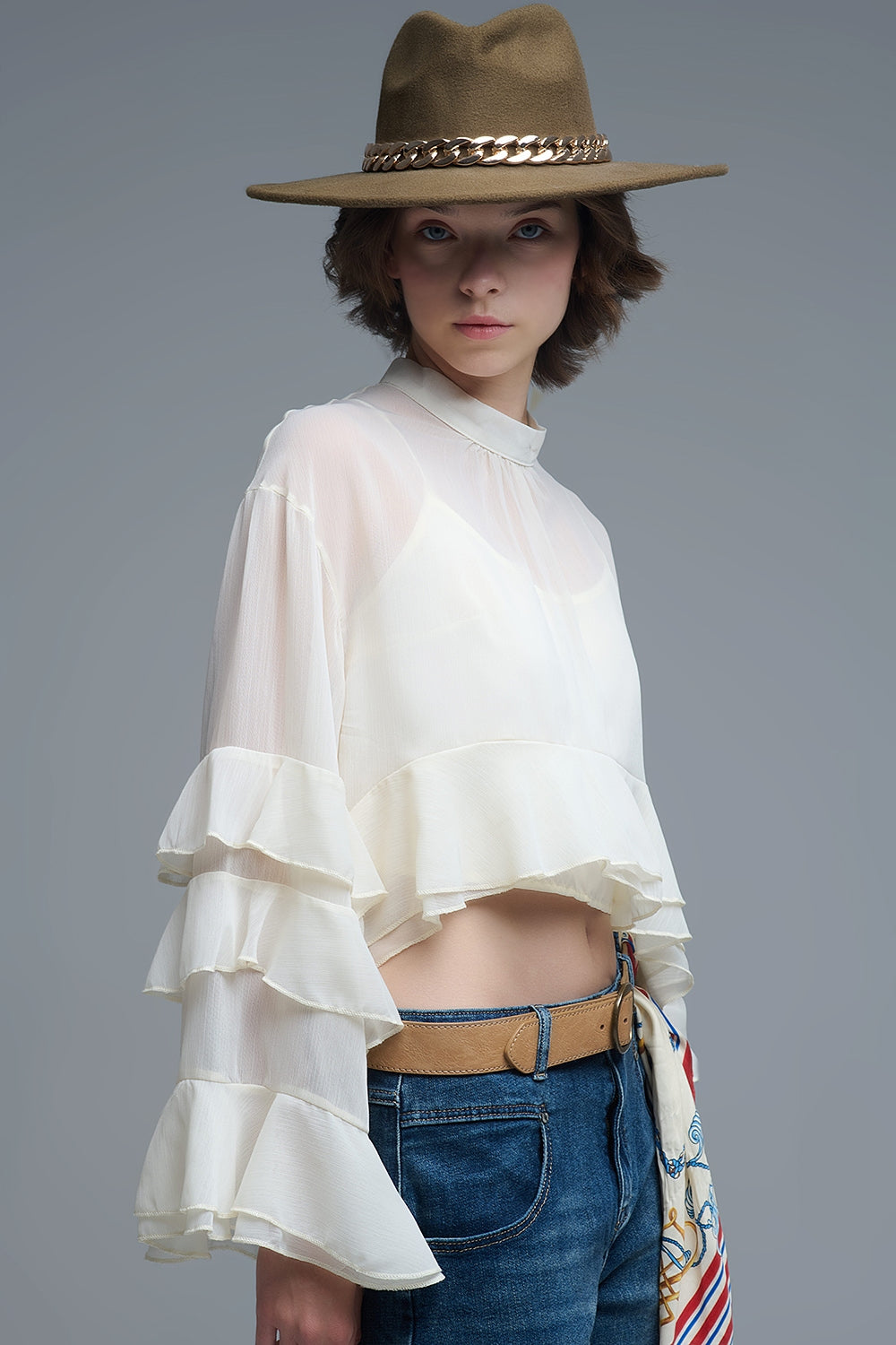 Blusa bege em chiffon com folhos e capa transparente
