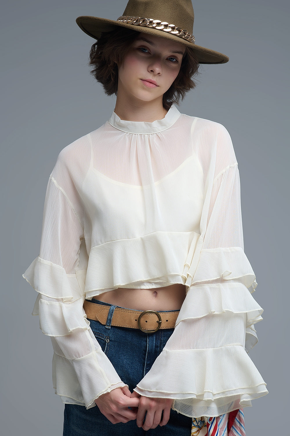 Blusa bege em chiffon com folhos e capa transparente