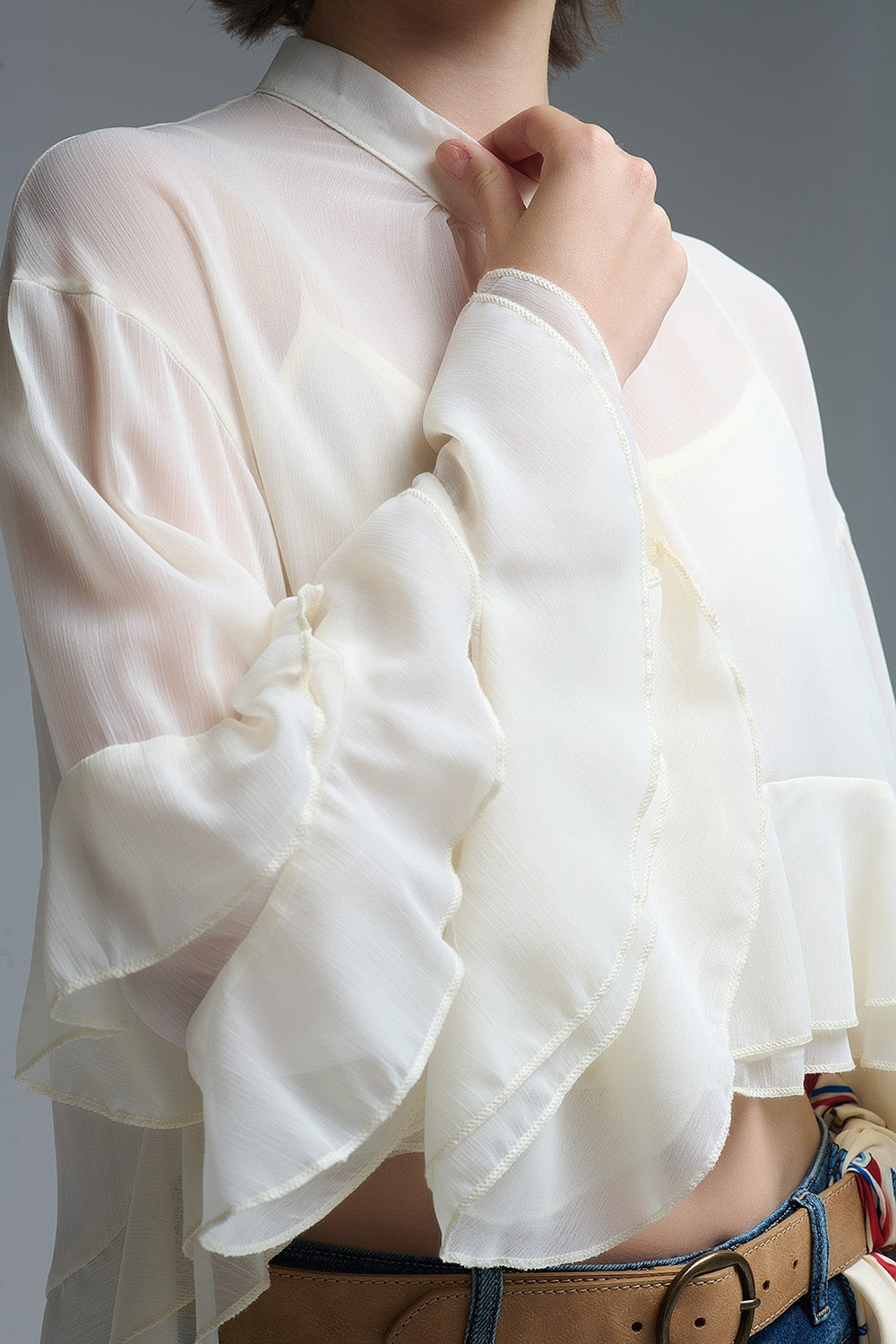 Blusa bege em chiffon com folhos e capa transparente