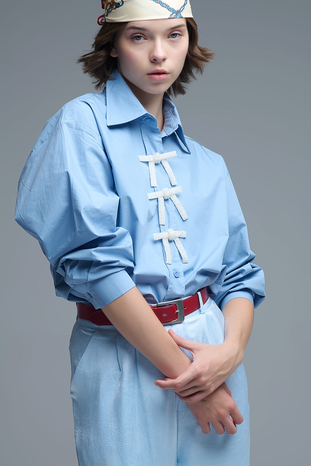 Camisa de popelina azul de tamanho grande com botões de laço brancos com brilhantes