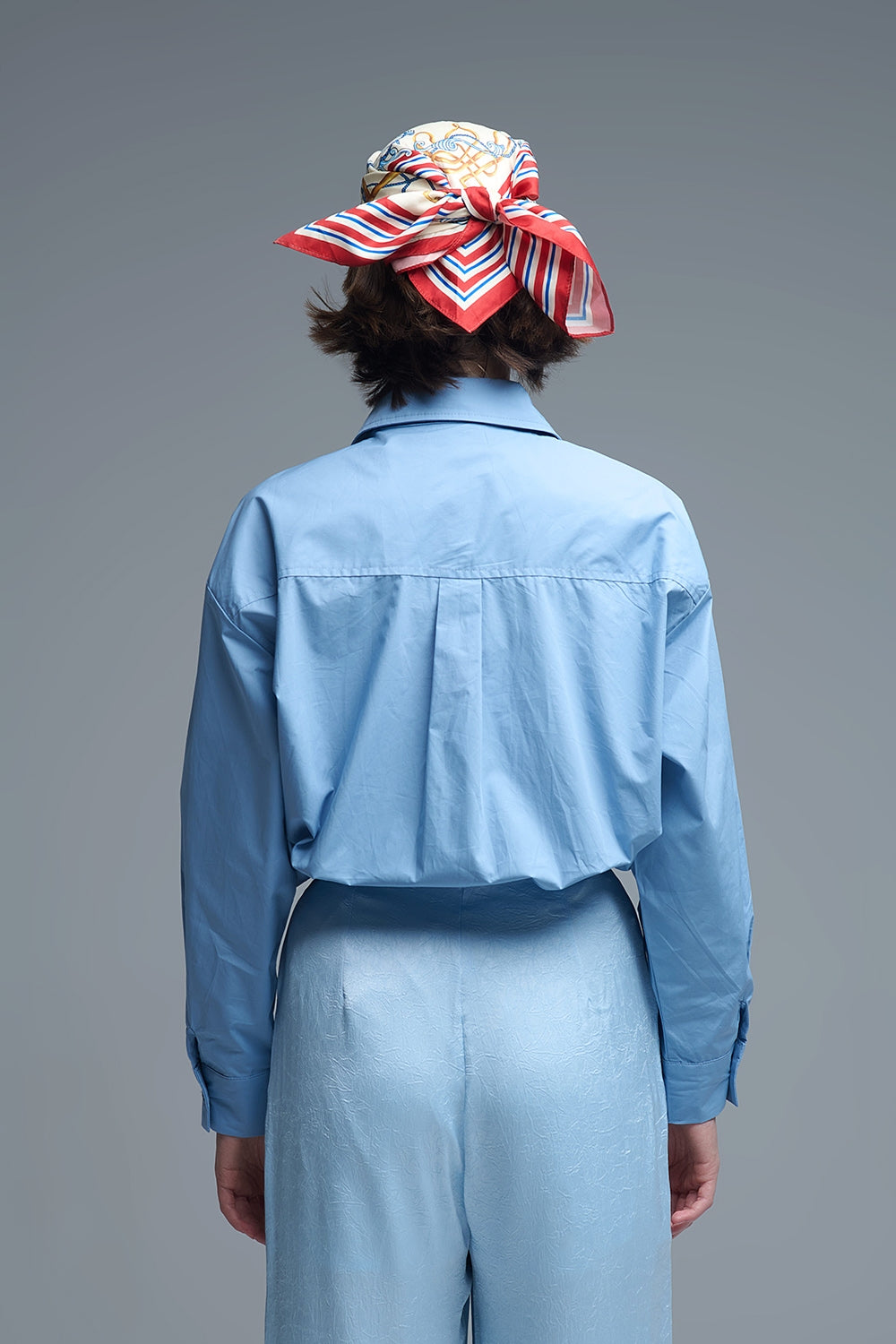 Camisa de popelina azul de tamanho grande com botões de laço brancos com brilhantes