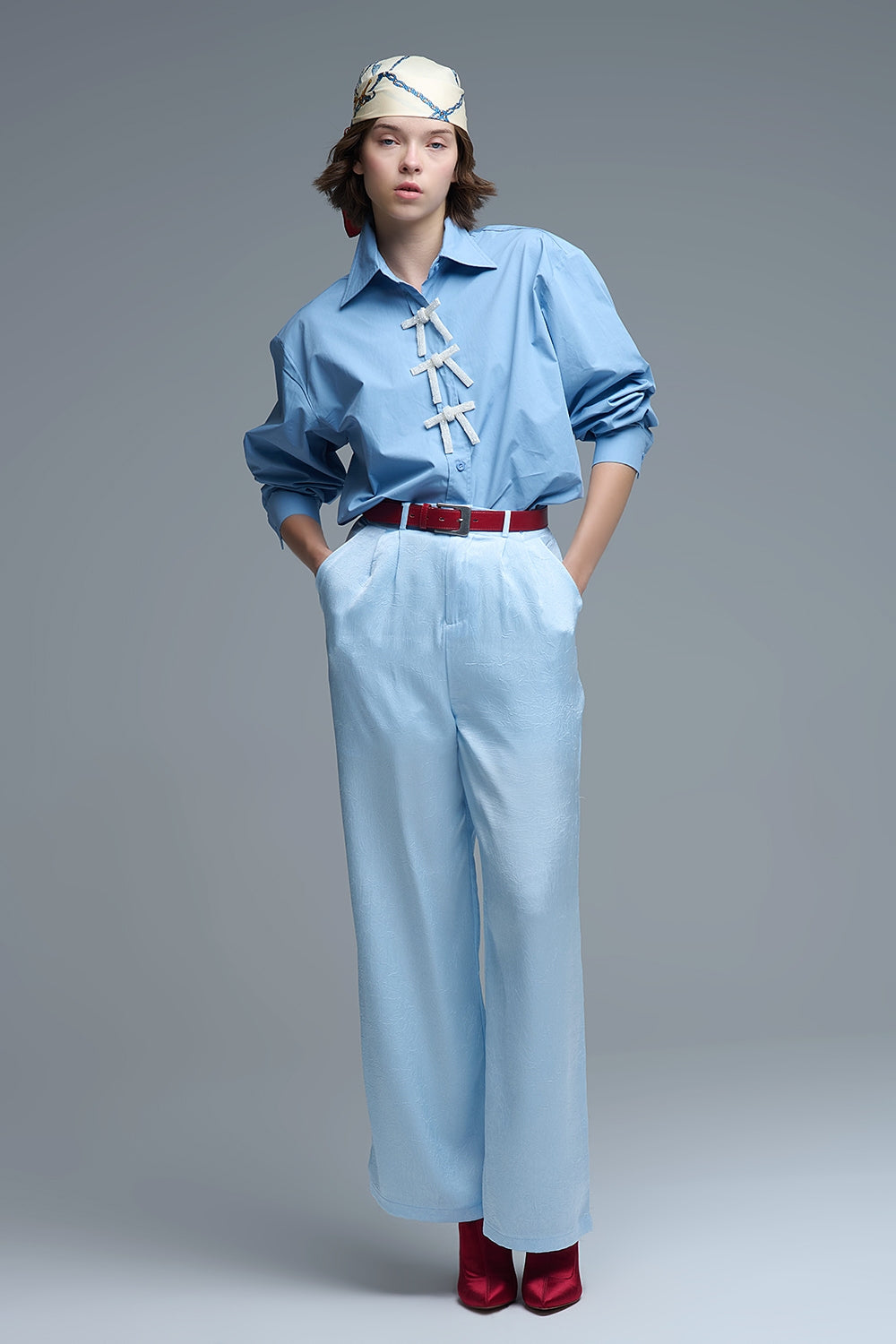 Camisa de popelina azul de tamanho grande com botões de laço brancos com brilhantes