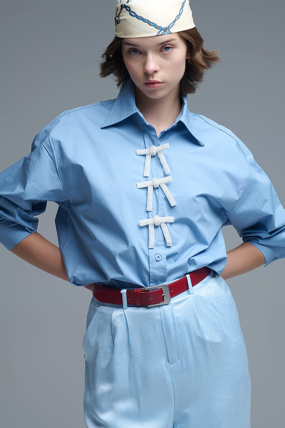 Camisa de popelina azul de tamanho grande com botões de laço brancos com brilhantes