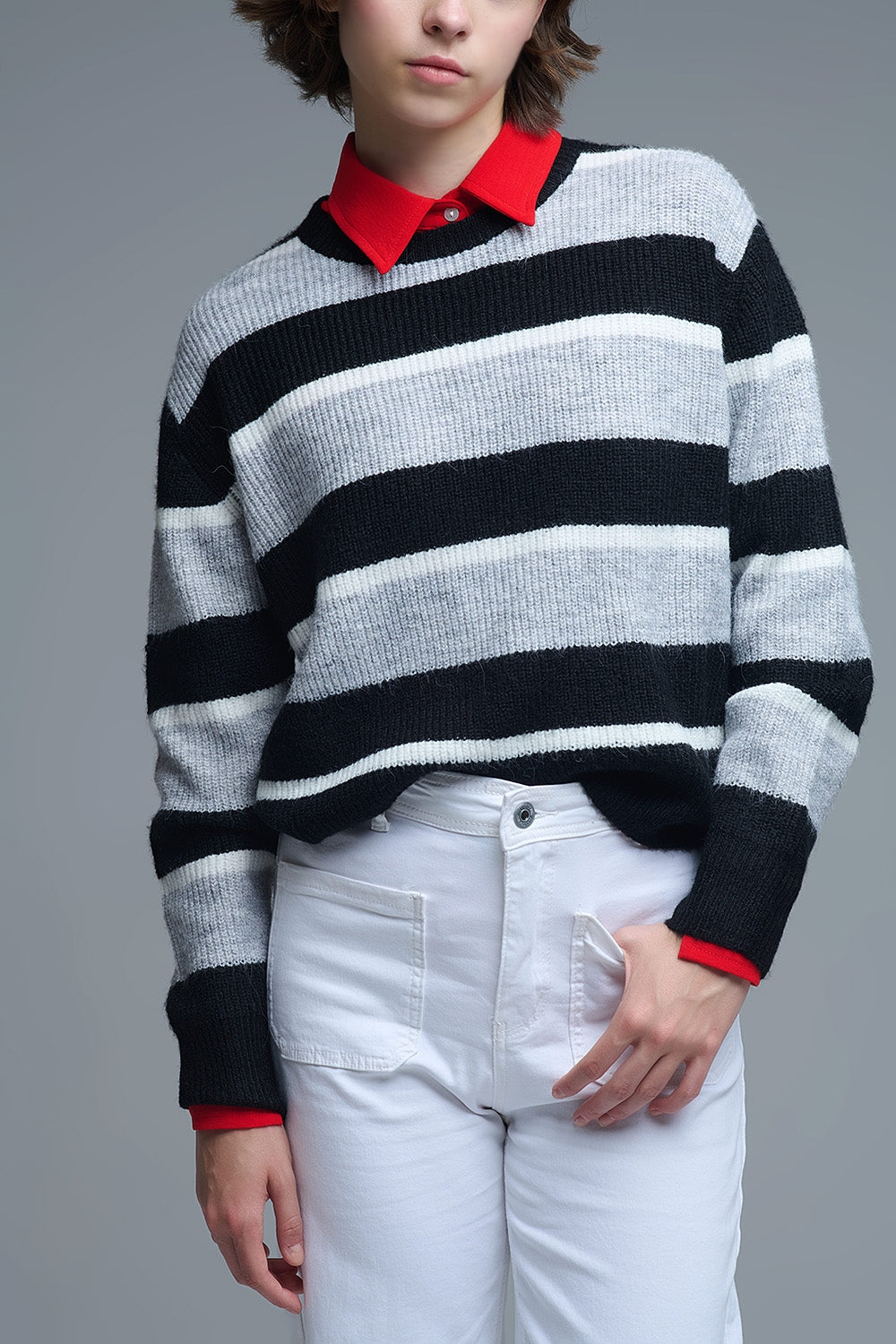 Camisola preta com riscas brancas e cinzentas