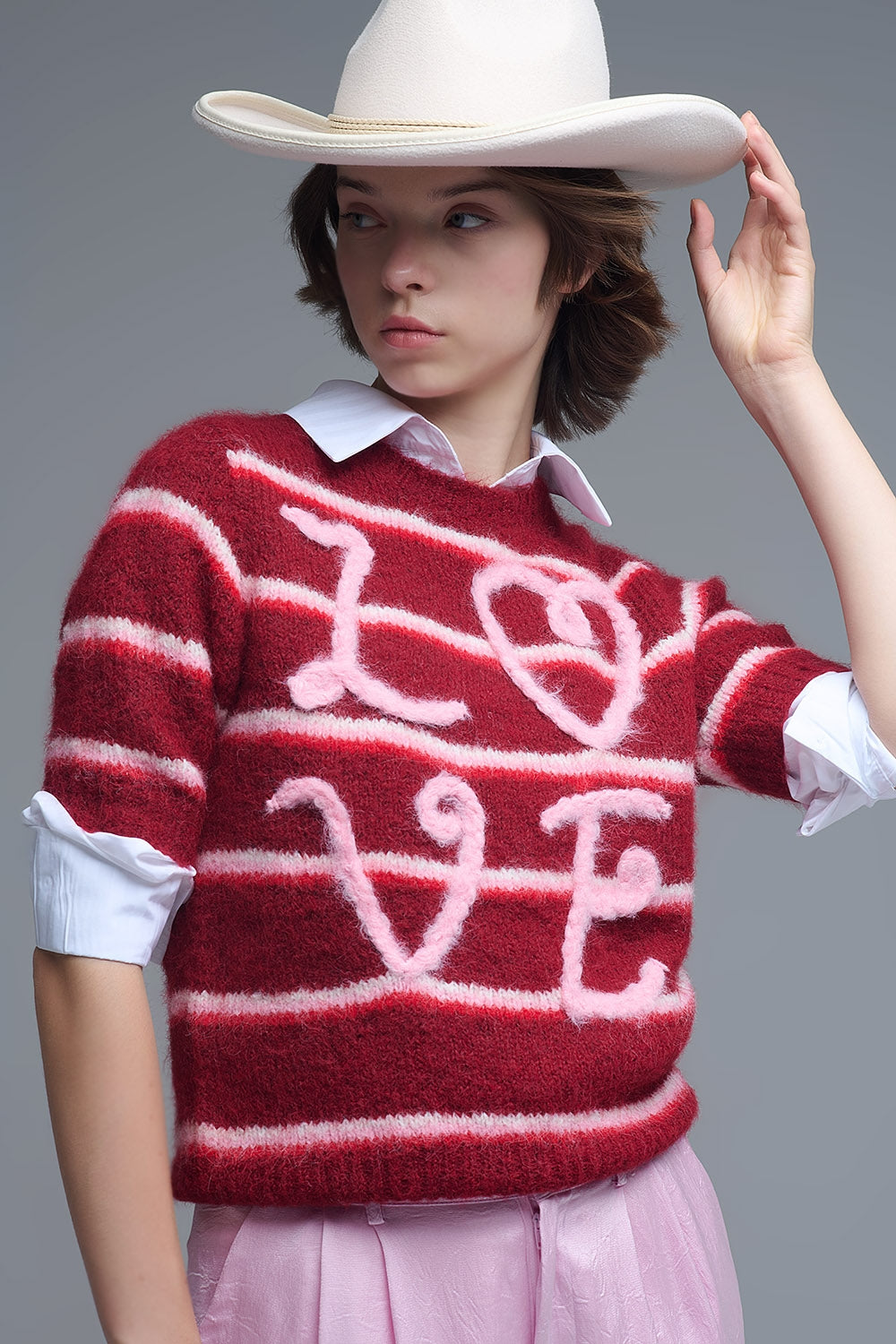 Camisola de manga curta bordada com amor em borgonha