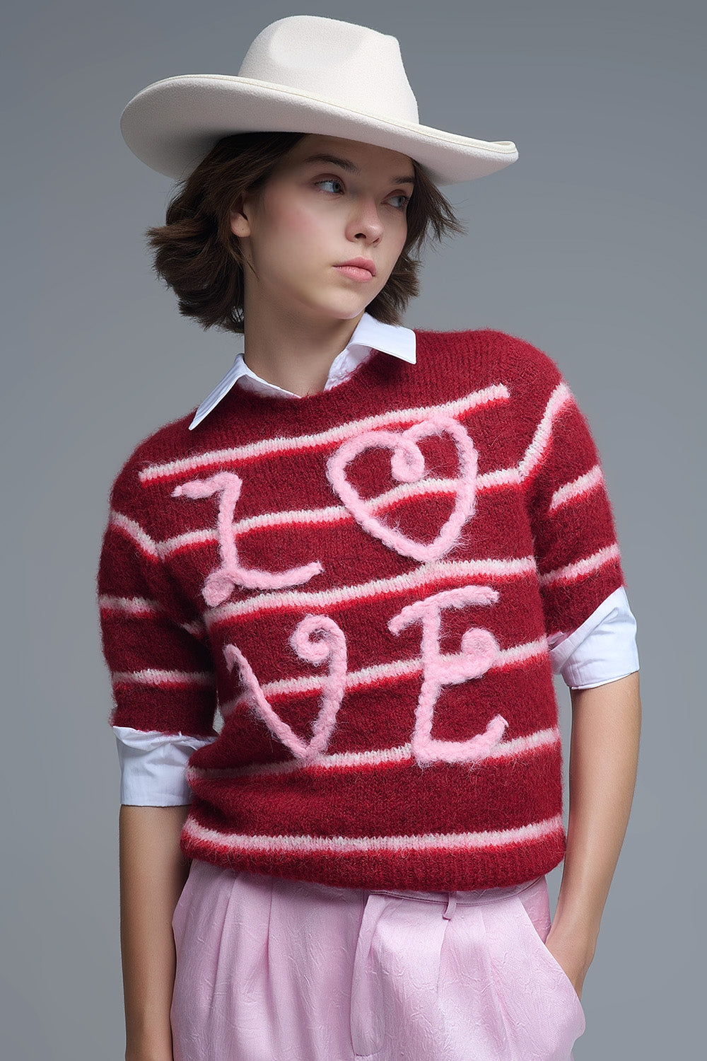 Camisola de manga curta bordada com amor em borgonha