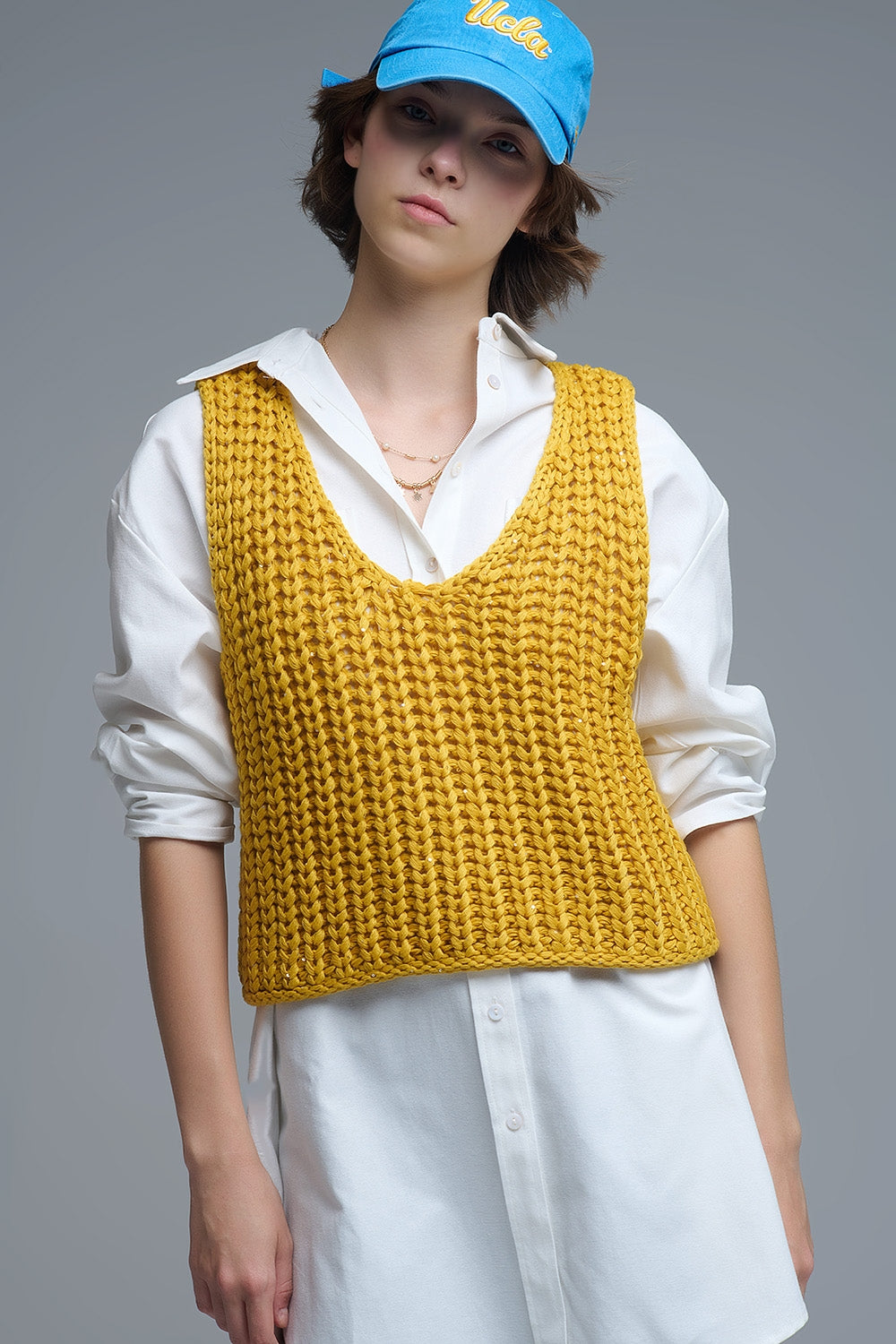 Colete de croché em amarelo com fio de lantejoulas