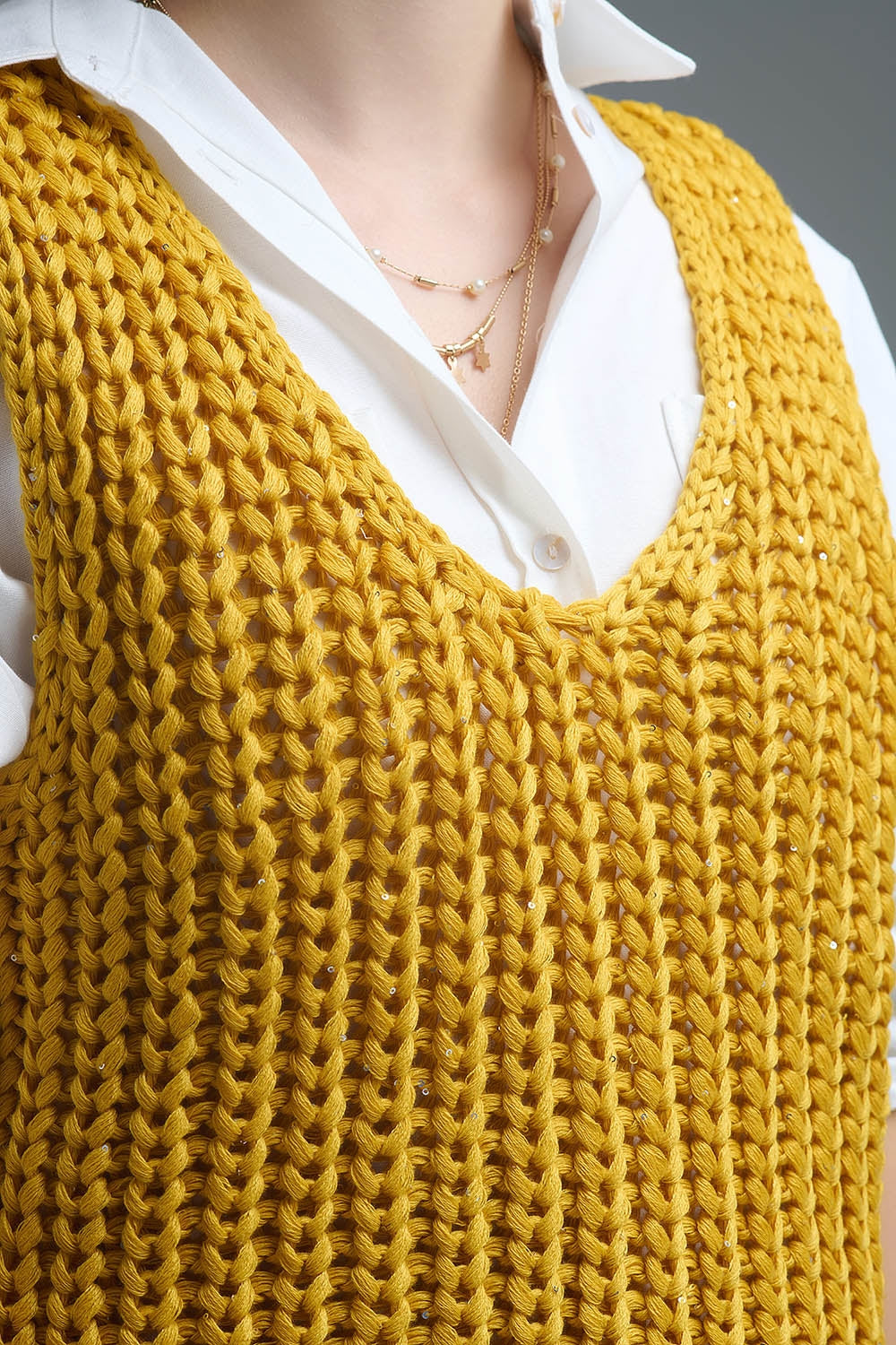 Colete de croché em amarelo com fio de lantejoulas