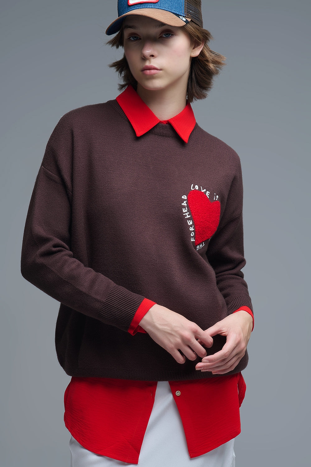 Sweatshirt de malha com coração bordado e texto em castanho