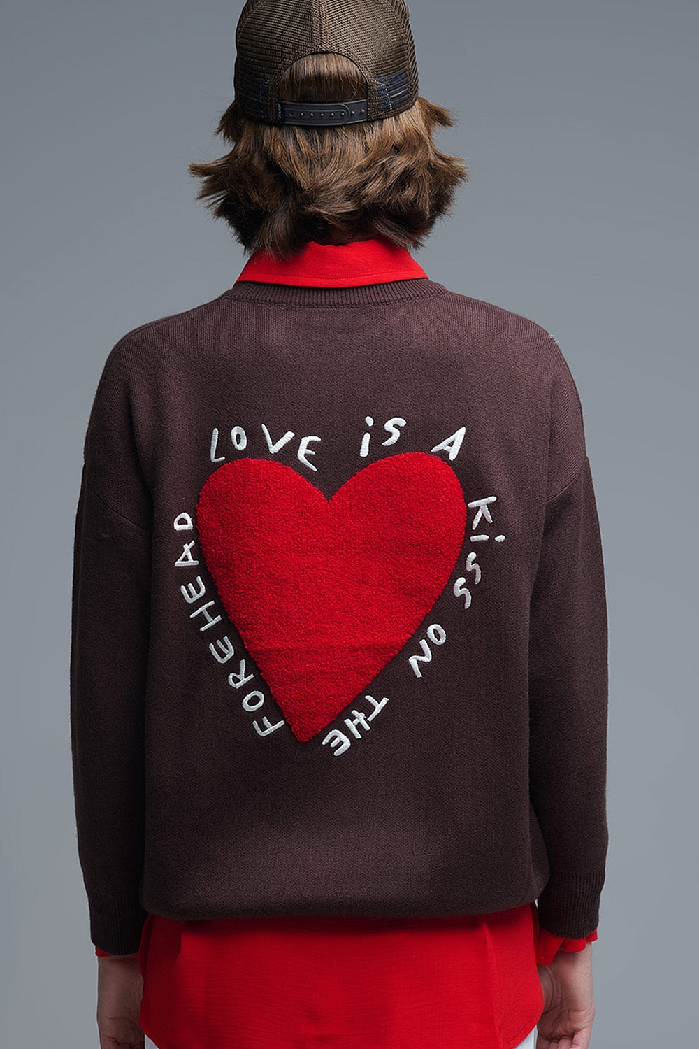 Sweatshirt de malha com coração bordado e texto em castanho