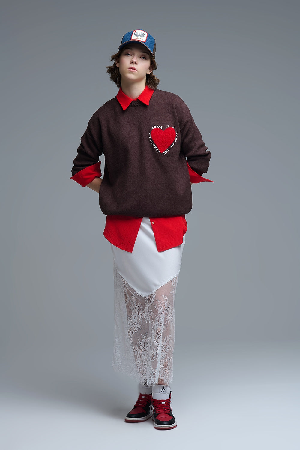 Sweatshirt de malha com coração bordado e texto em castanho