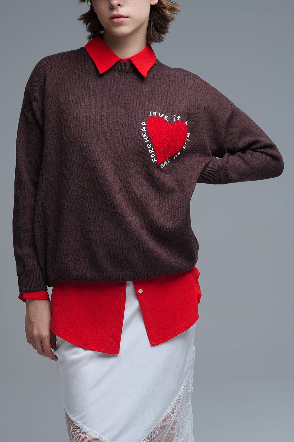 Sweatshirt de malha com coração bordado e texto em castanho