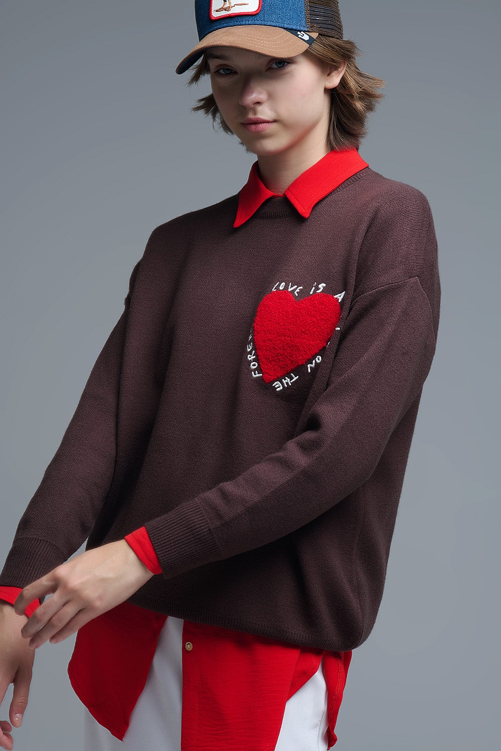 Sweatshirt de malha com coração bordado e texto em castanho
