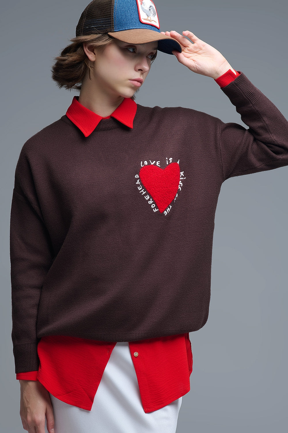 Sweatshirt de malha com coração bordado e texto em castanho