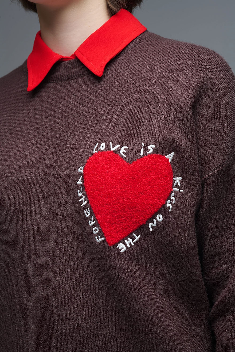Sweatshirt de malha com coração bordado e texto em castanho
