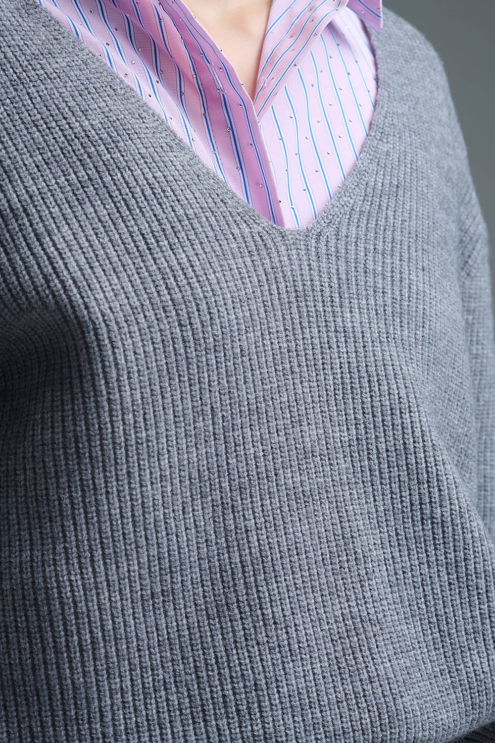 Camisola fina com decote em V superdimensionada em cinzento