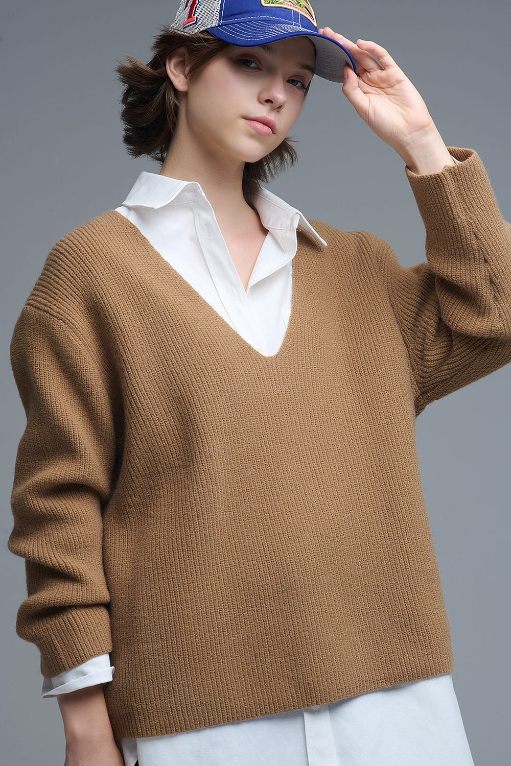 Camisola fina com decote em V superdimensionada em camel