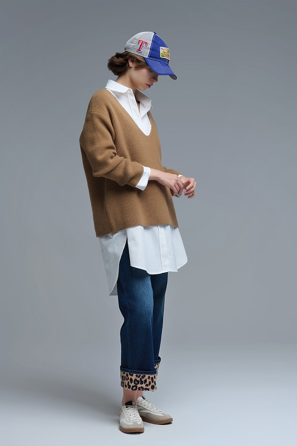 Camisola fina com decote em V superdimensionada em camel