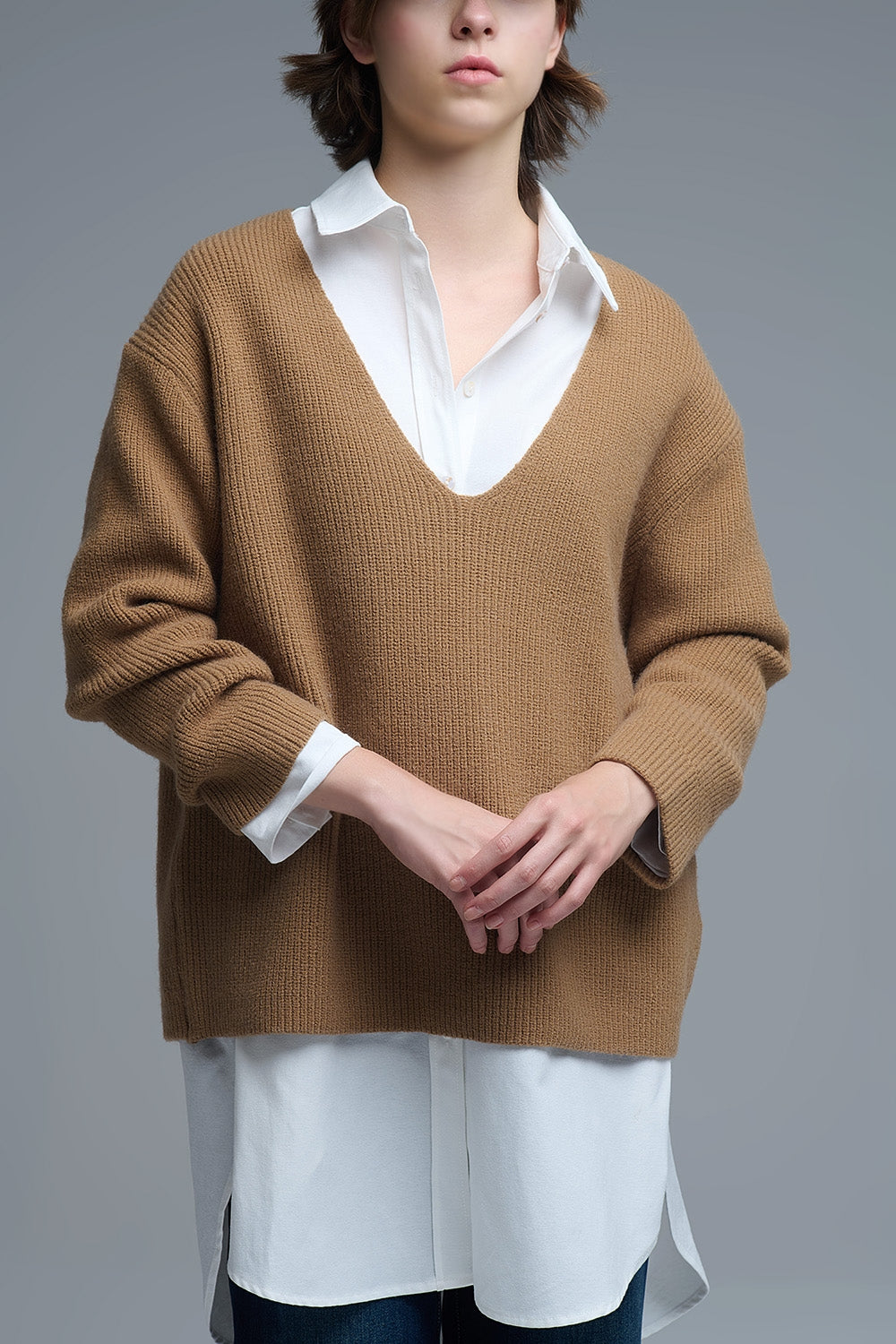 Camisola fina com decote em V superdimensionada em camel